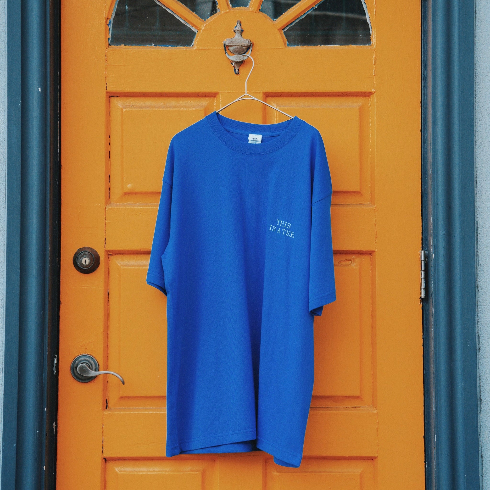"THIS IS A TEE" TEE BLUE(ティスイズアティーティーブルー)|byeA.(バイエー)OFFICIAL ONLINE STORE