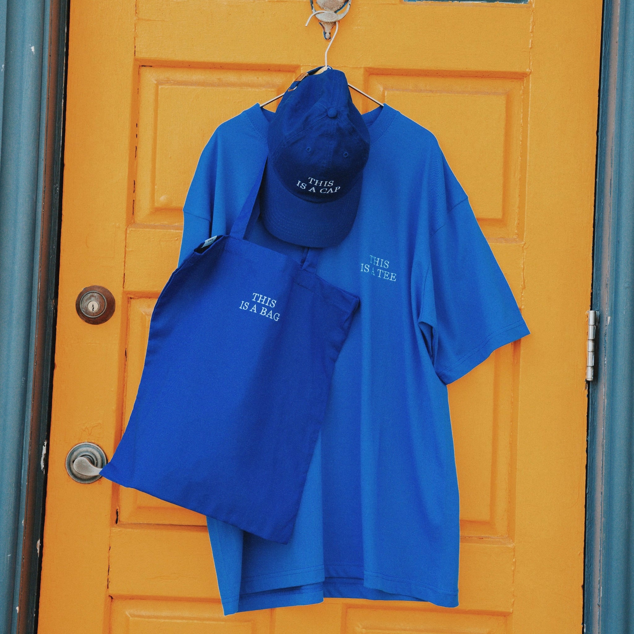 "THIS IS A TEE" TEE BLUE(ティスイズアティーティーブルー)|byeA.(バイエー)OFFICIAL ONLINE STORE
