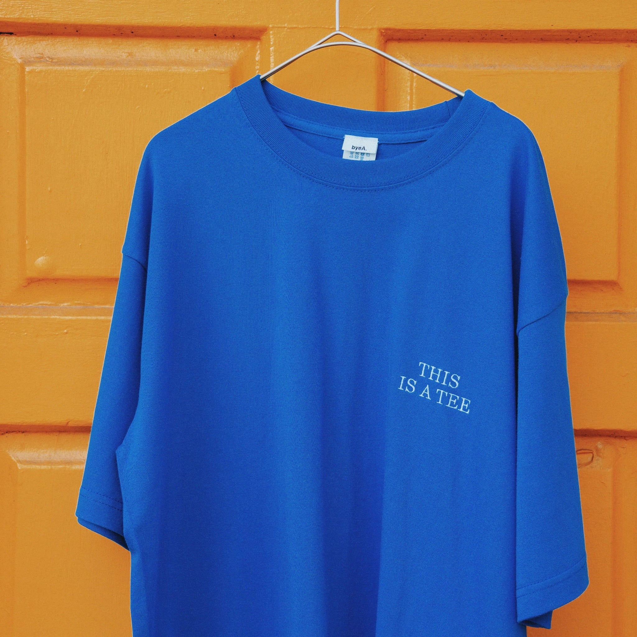 "THIS IS A TEE" TEE BLUE（ティスイズアティーティーブルー）｜byeA.（バイエー）OFFICIAL ONLINE STORE