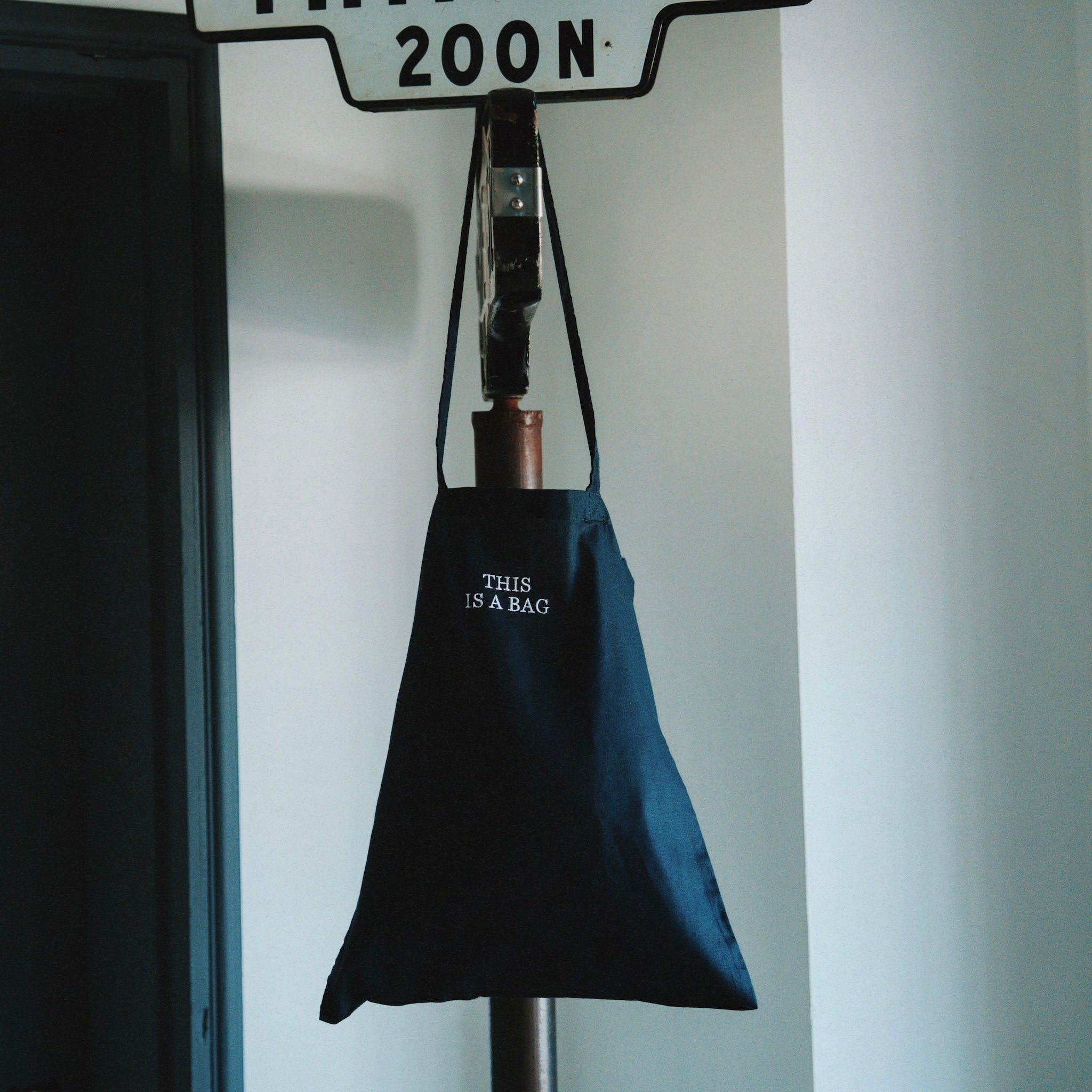 "THIS IS A BAG" BAG NAVY（ディスイズアバッグバッグネイビー）｜byeA.（バイエー）OFFICIAL ONLINE STORE